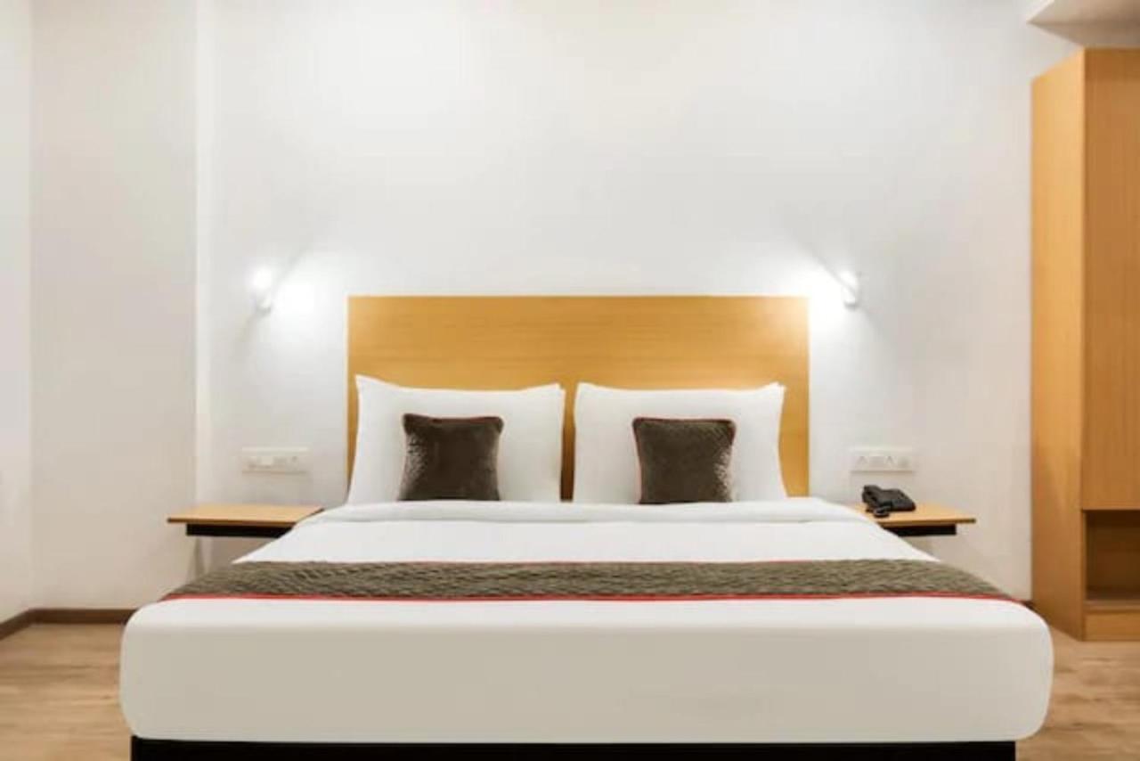 Alana Townhouse Hotel Vijayawada Bagian luar foto