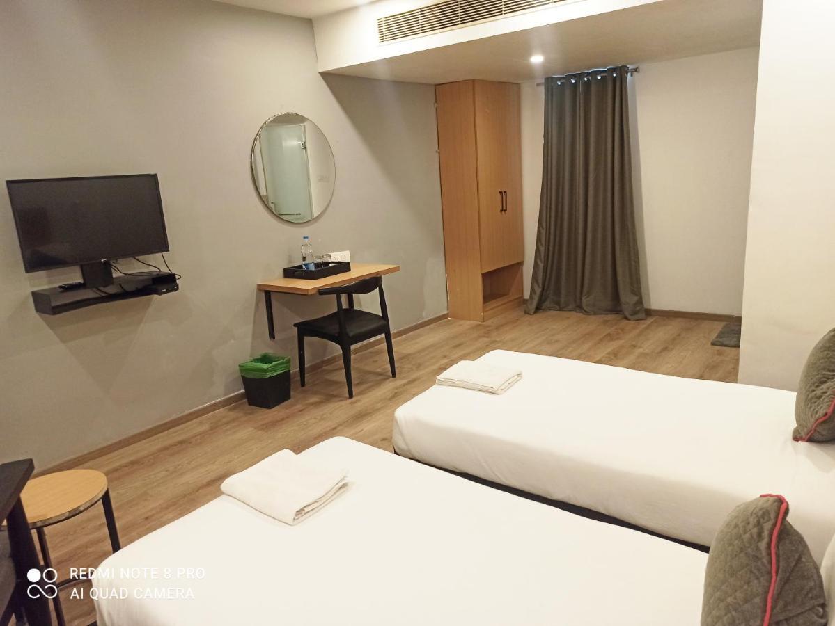 Alana Townhouse Hotel Vijayawada Bagian luar foto