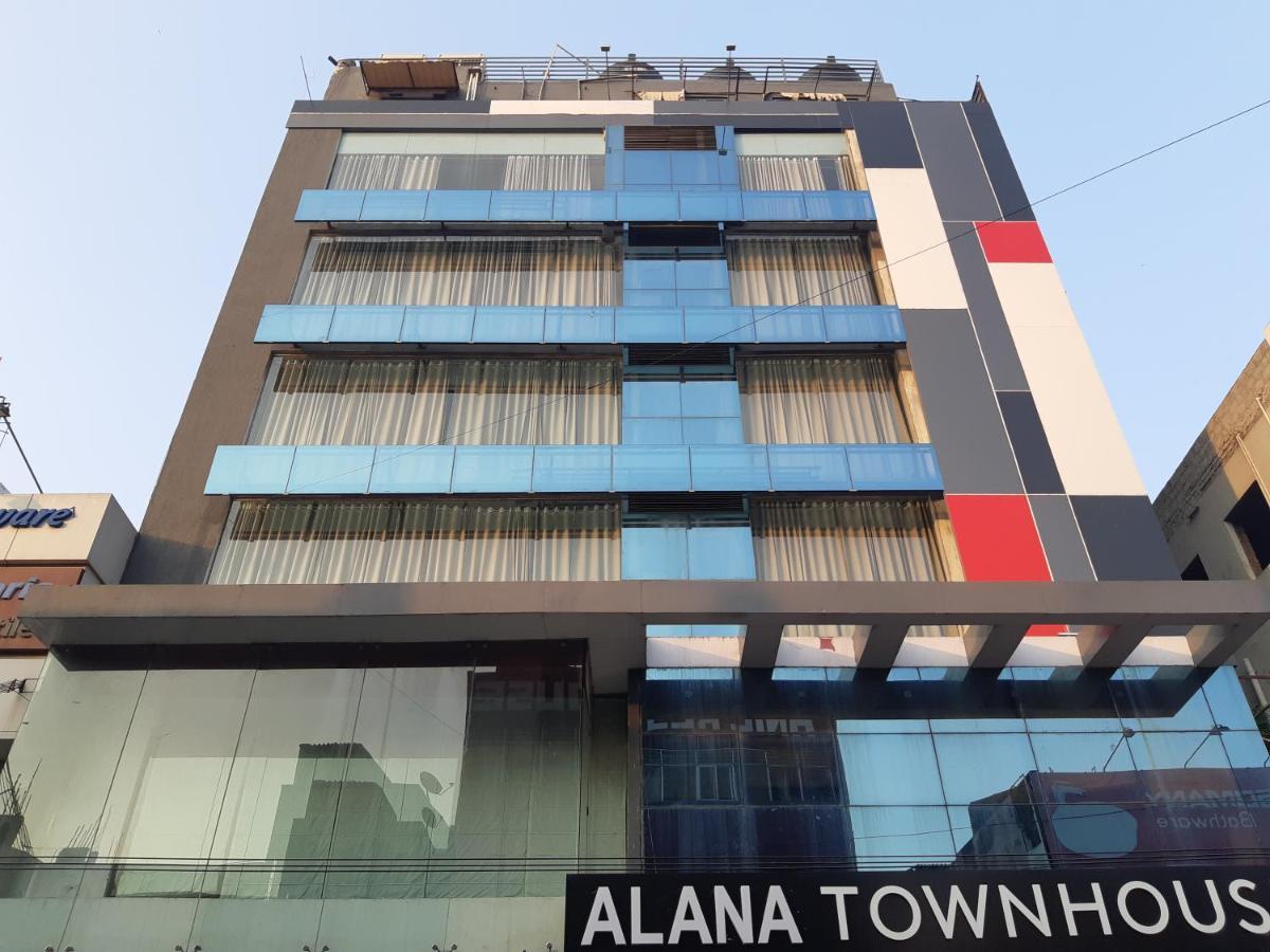 Alana Townhouse Hotel Vijayawada Bagian luar foto