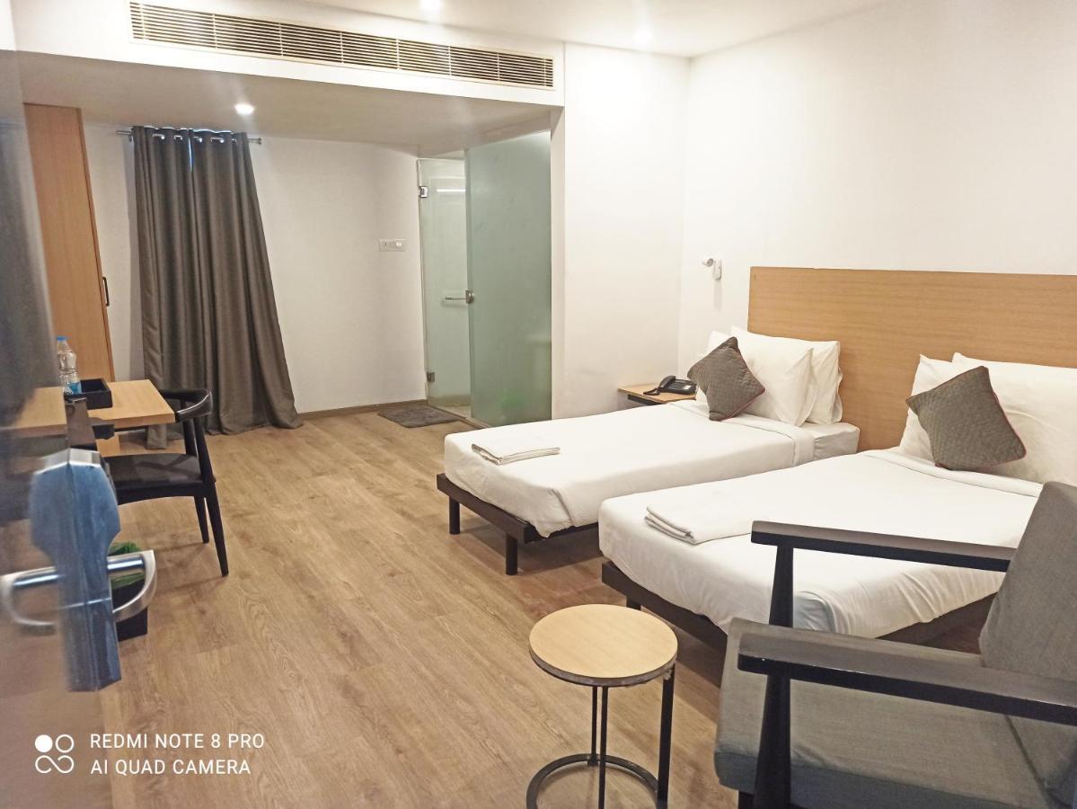 Alana Townhouse Hotel Vijayawada Bagian luar foto