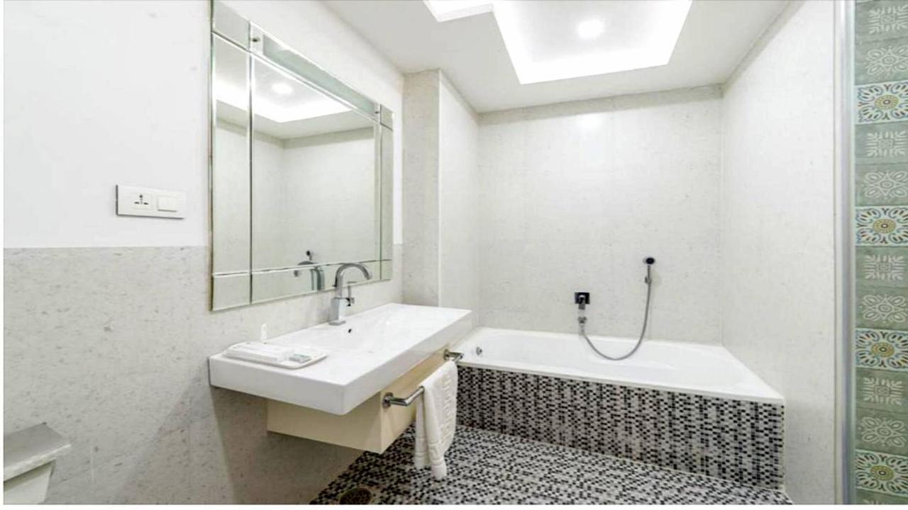 Alana Townhouse Hotel Vijayawada Bagian luar foto